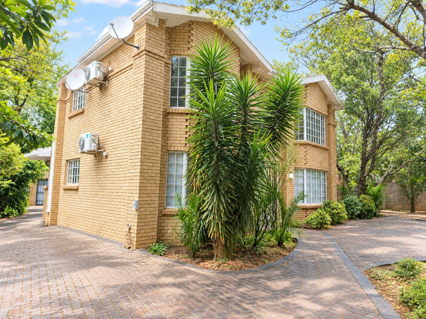 BAYSWATER HOME WITH A 1 BEDROOM FLAT – LIVE, RENT & INVEST photo 2