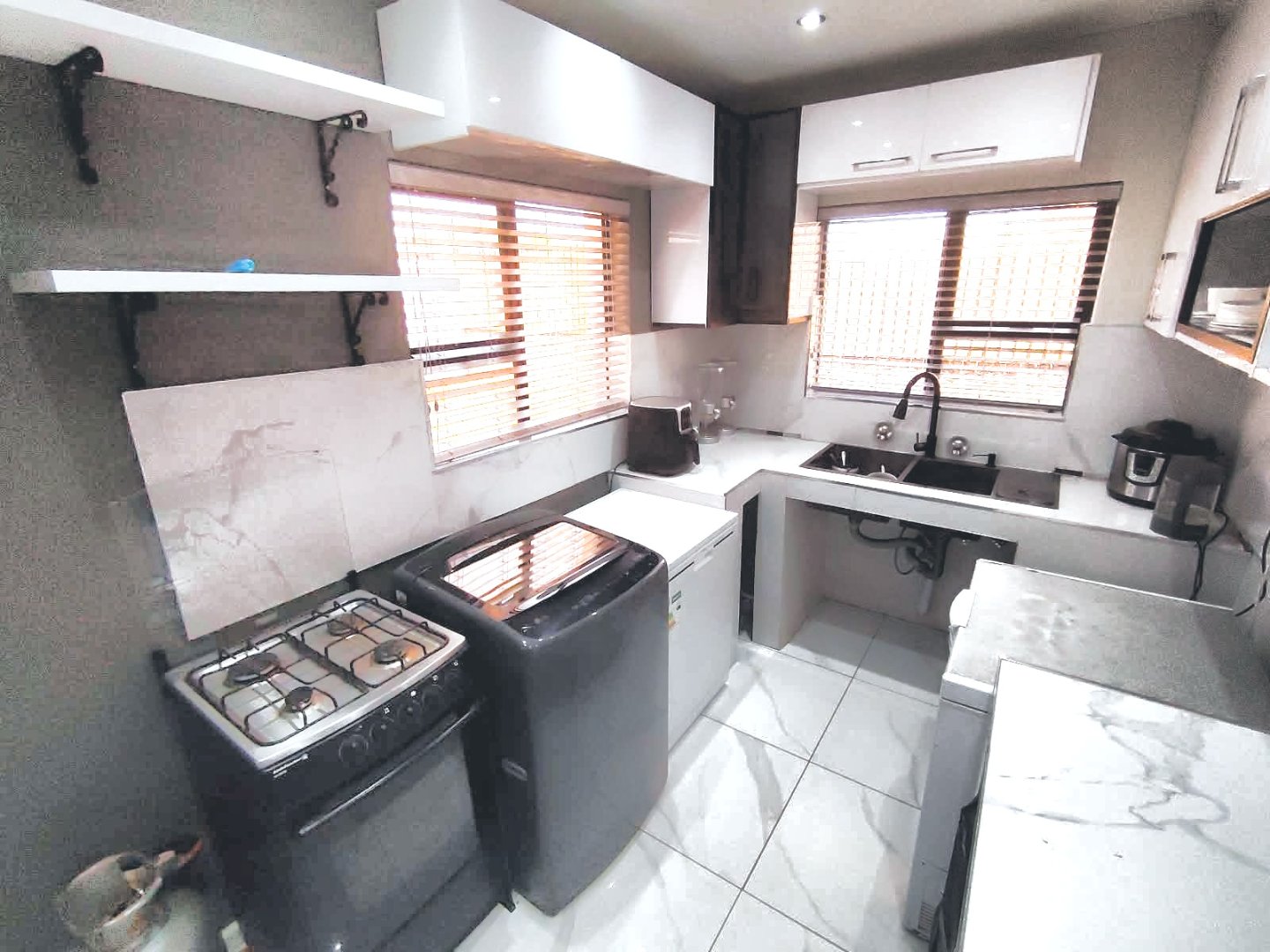 SPACIOUS 5-BEDROOM FAMILY HOME WITH EXCELLENT EXTRAS  photo 4