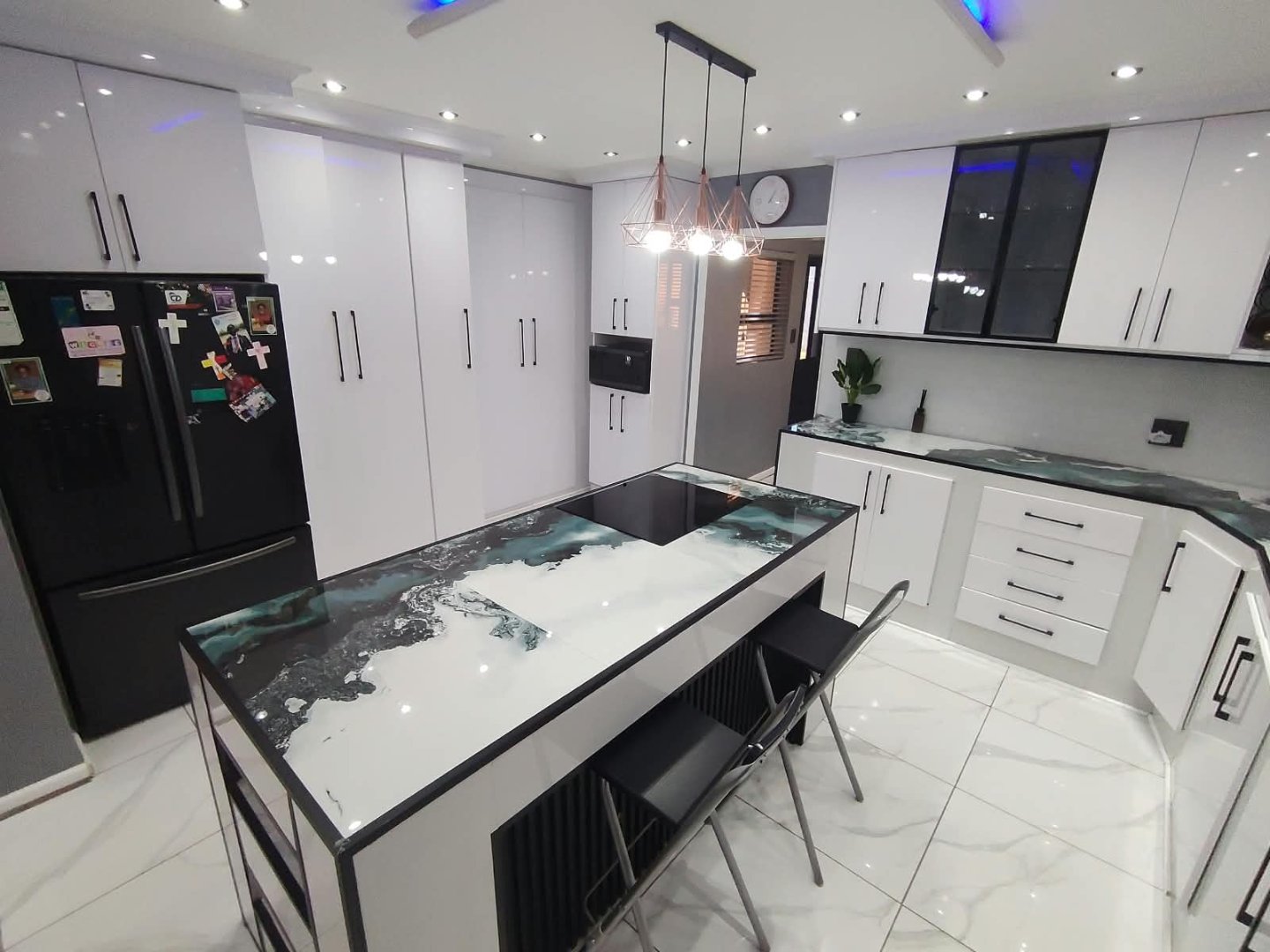 SPACIOUS 5-BEDROOM FAMILY HOME WITH EXCELLENT EXTRAS  photo 2