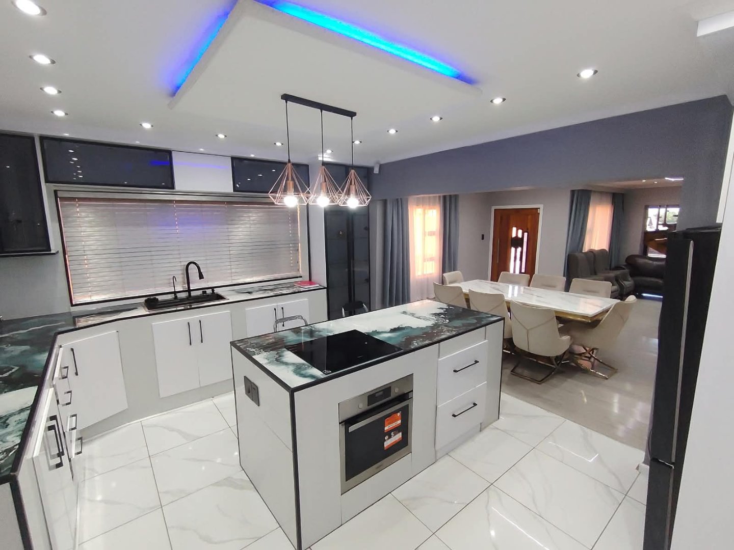 SPACIOUS 5-BEDROOM FAMILY HOME WITH EXCELLENT EXTRAS  photo 3