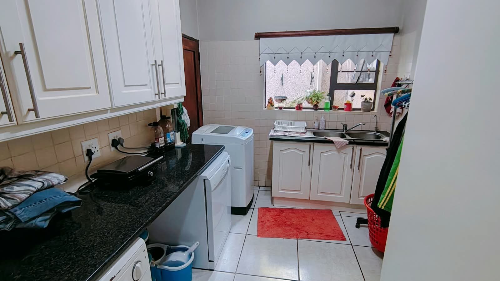 5 Bedroom house with a beautiful garden for sale in Dan Pienaar photo 3
