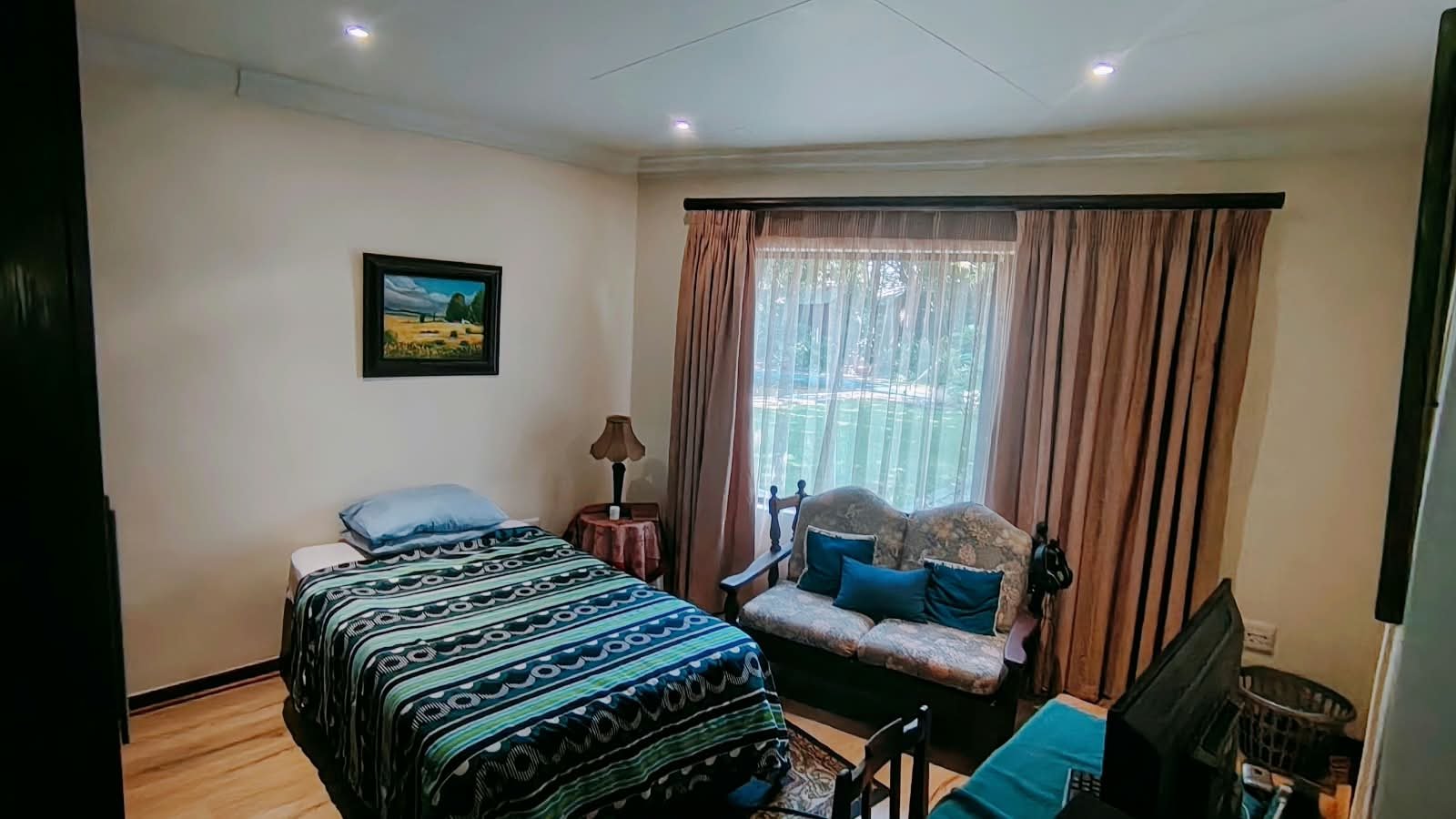 5 Bedroom house with a beautiful garden for sale in Dan Pienaar photo 5