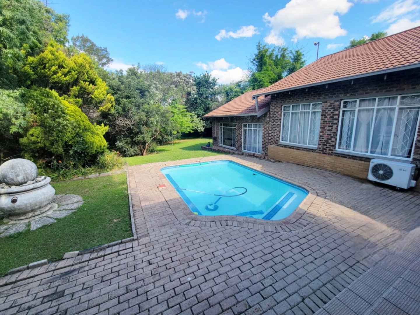 5 Bed Family Home in Suidrand, Kroonstad with 3 En-Suites, Pool and Covered Braai Patio photo 2