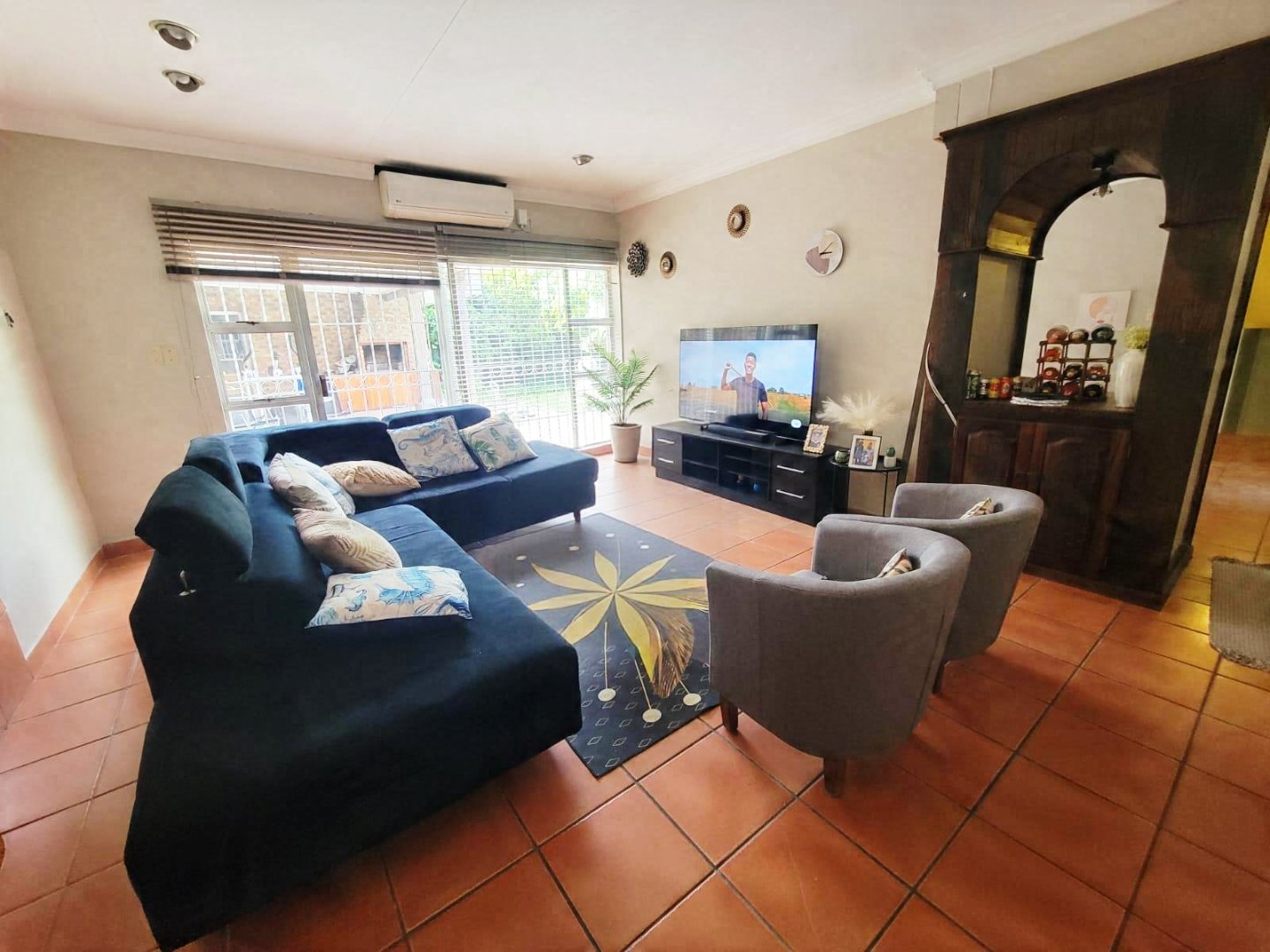 5 Bed Family Home in Suidrand, Kroonstad with 3 En-Suites, Pool and Covered Braai Patio photo 4