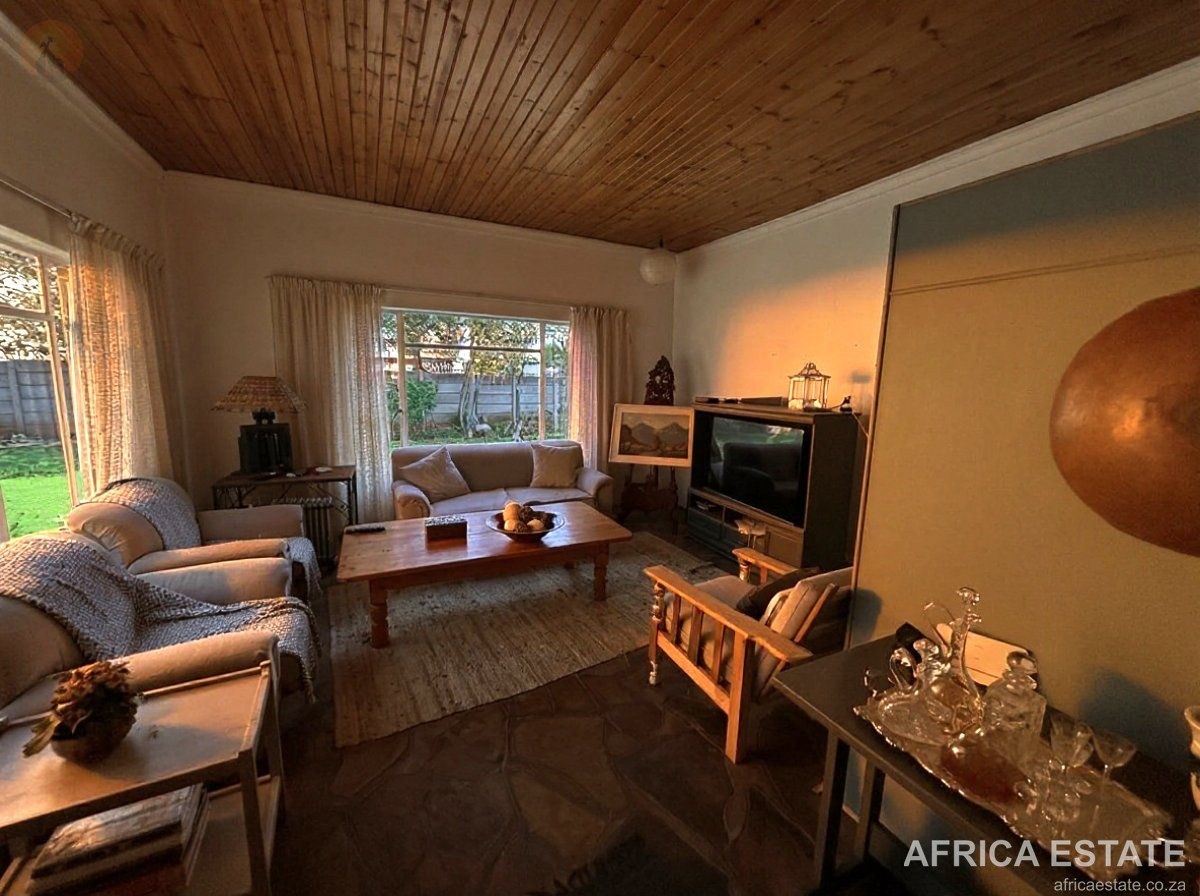 4 BEDROOM CHARACTER-FILLED FAMILY HOME. THATCHED ENTERTAINMENT AREA. GRIEKWASTAD photo 2