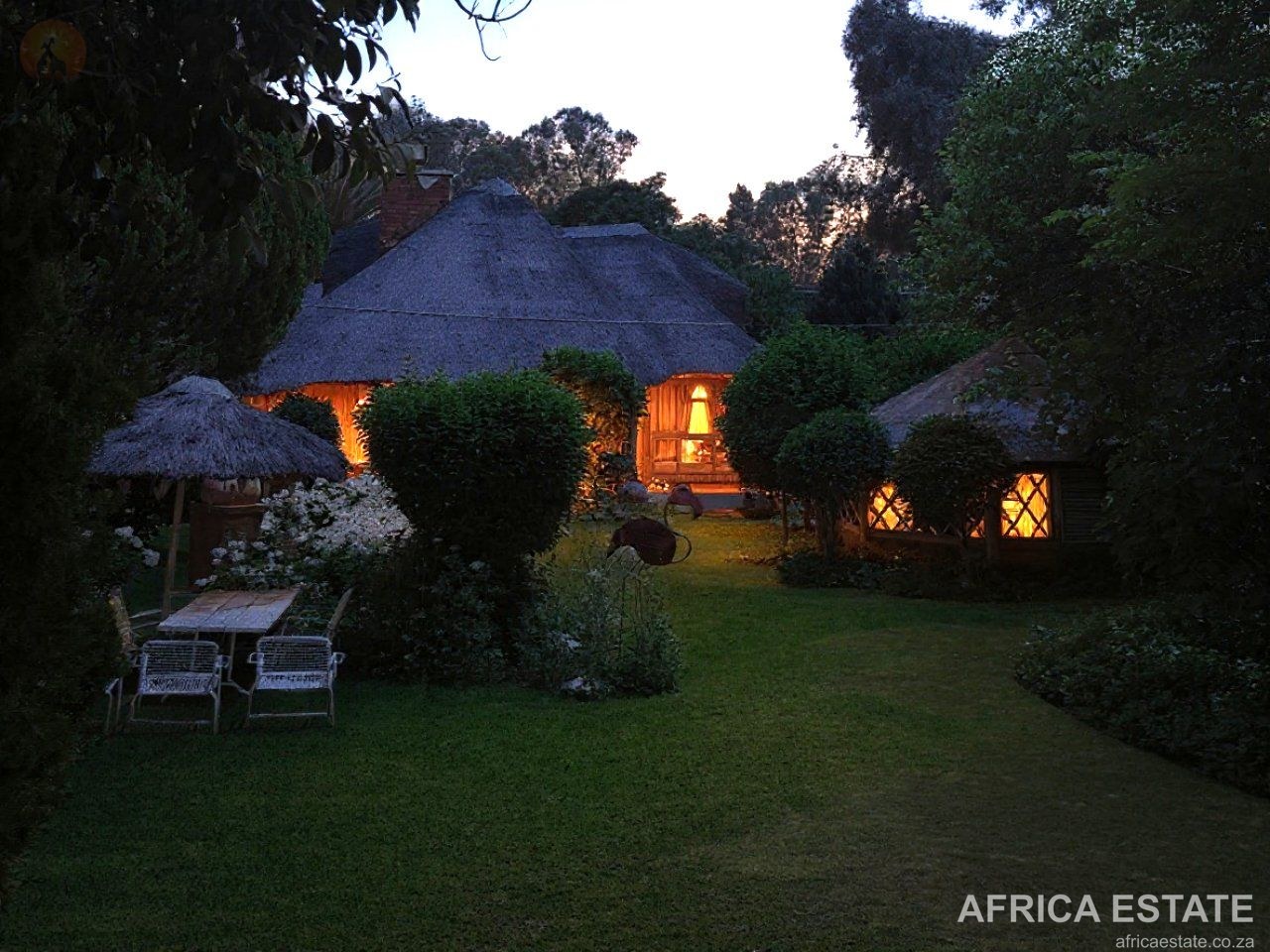 4 BEDROOM CHARACTER-FILLED FAMILY HOME. THATCHED ENTERTAINMENT AREA. GRIEKWASTAD photo 5