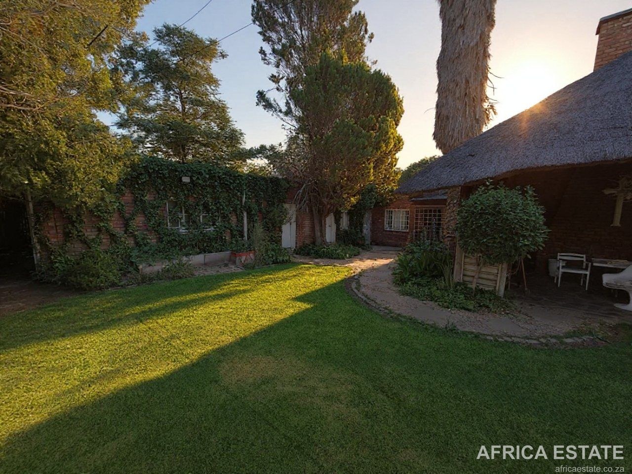 4 BEDROOM CHARACTER-FILLED FAMILY HOME. THATCHED ENTERTAINMENT AREA. GRIEKWASTAD photo 4